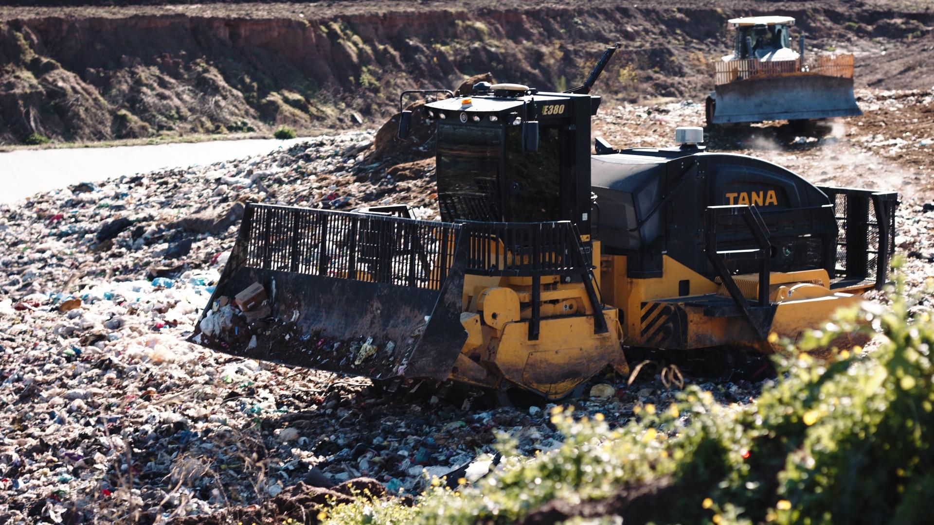 E380 landfill compactor